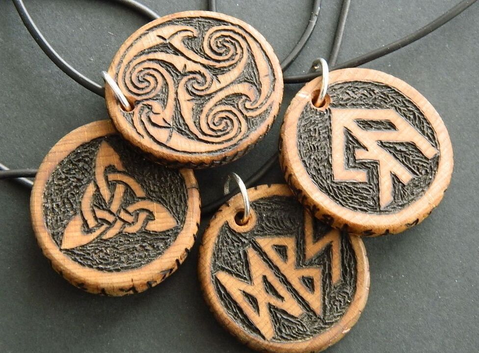 pendants kalawan runes pikeun alus tuah